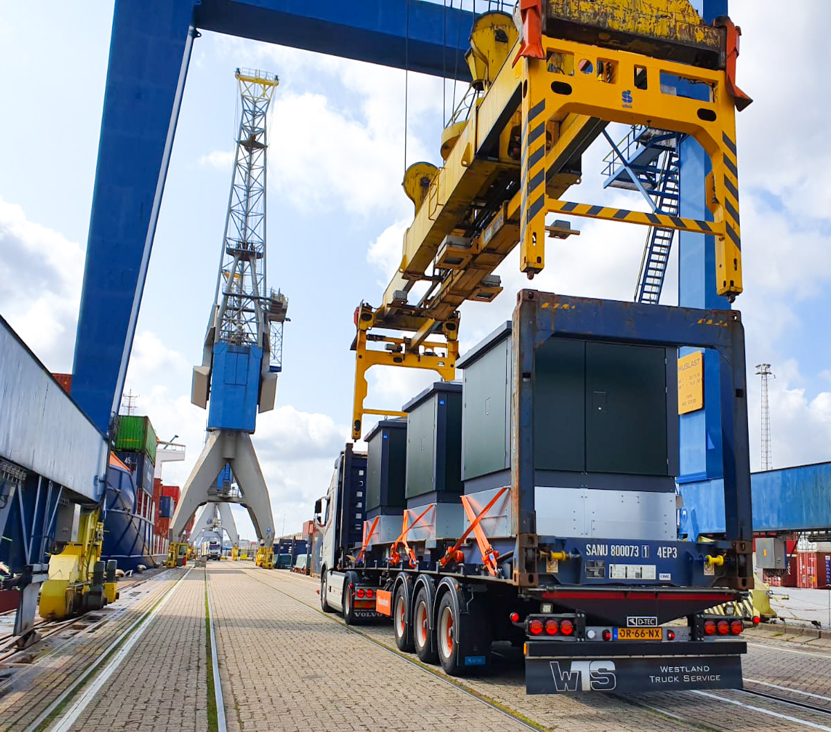 Vrachtwagen met container in de haven