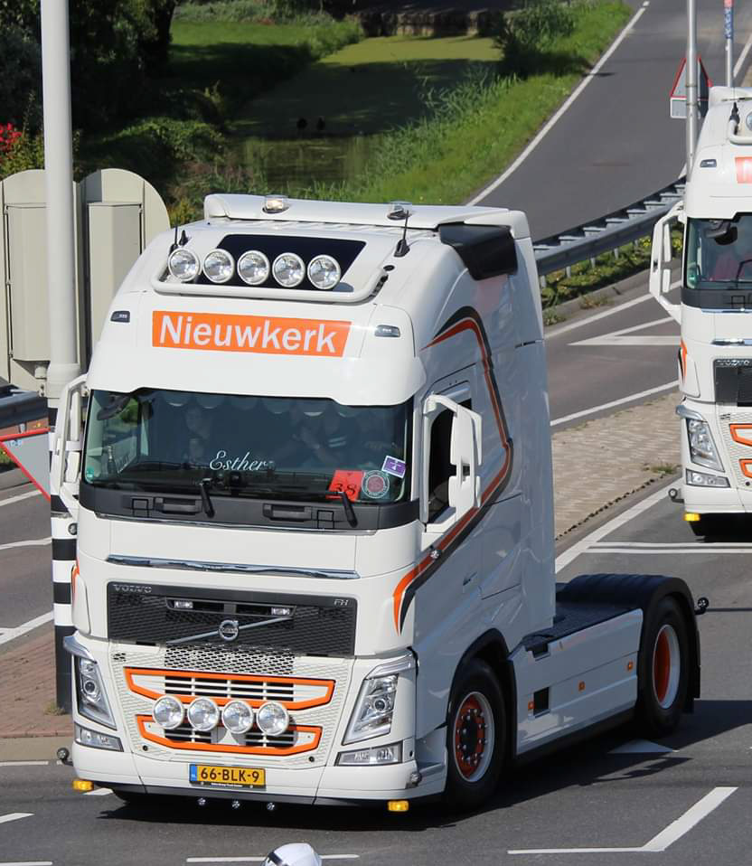 Vrachtwagen met container in de haven